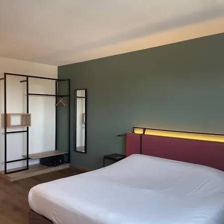Campanile Ouest - Croix D'argent מלון 4*