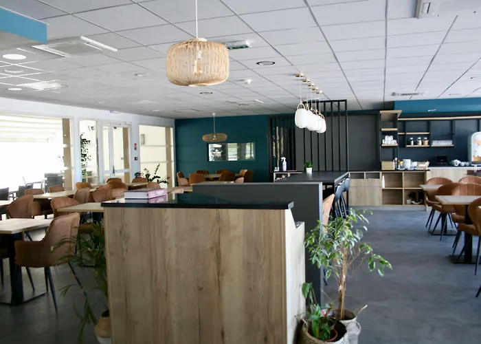 Campanile Ouest - Croix D'argent Hotel