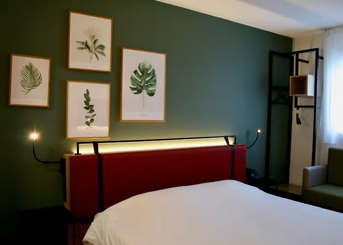 Campanile Ouest - Croix D'argent Hotel