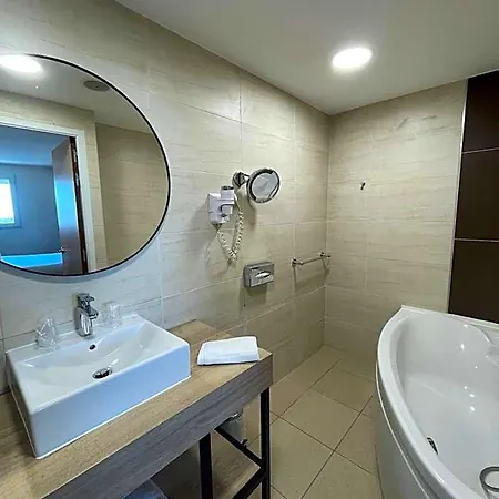Campanile Ouest - Croix D'argent Hotel 4*