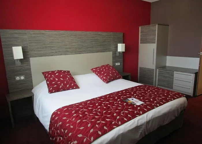 Campanile Ouest - Croix D'argent Hotel