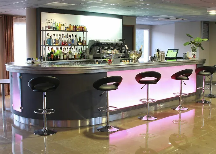 Campanile Ouest - Croix D'argent Hotel